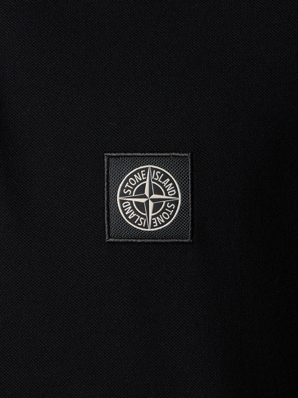 2200005 95% ORGANIC COTTON / 5% ELASTANE PIQUÉ Slim-fit short-sleeve polo shirt with Compass patch