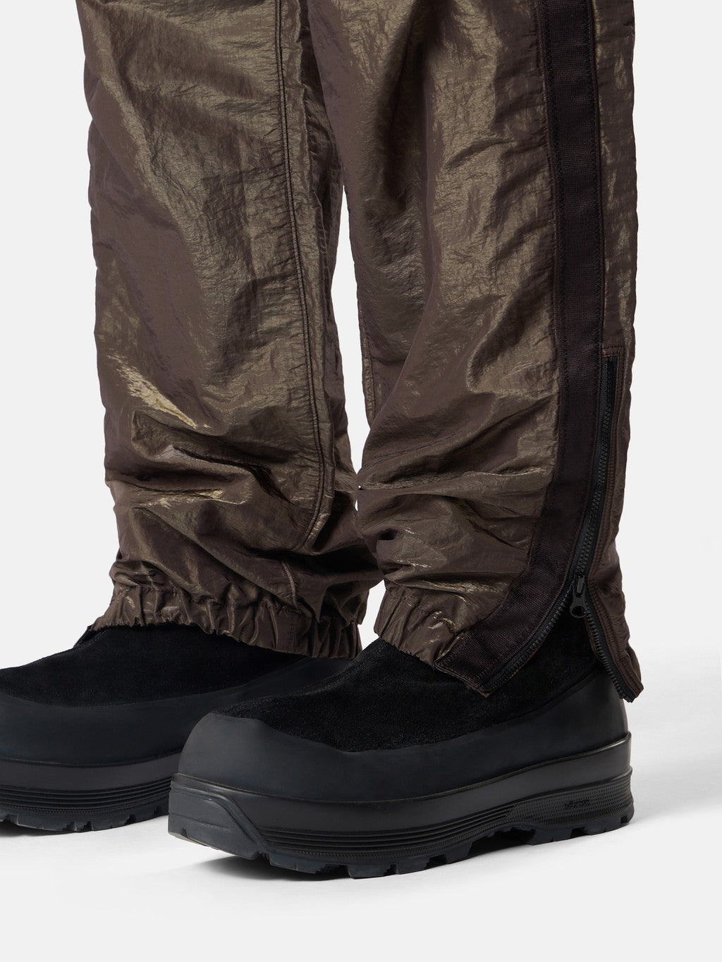 3100001 NYLON METAL COLOUR WEFT Loose-fit jogger trousers_Year of the Horse '026